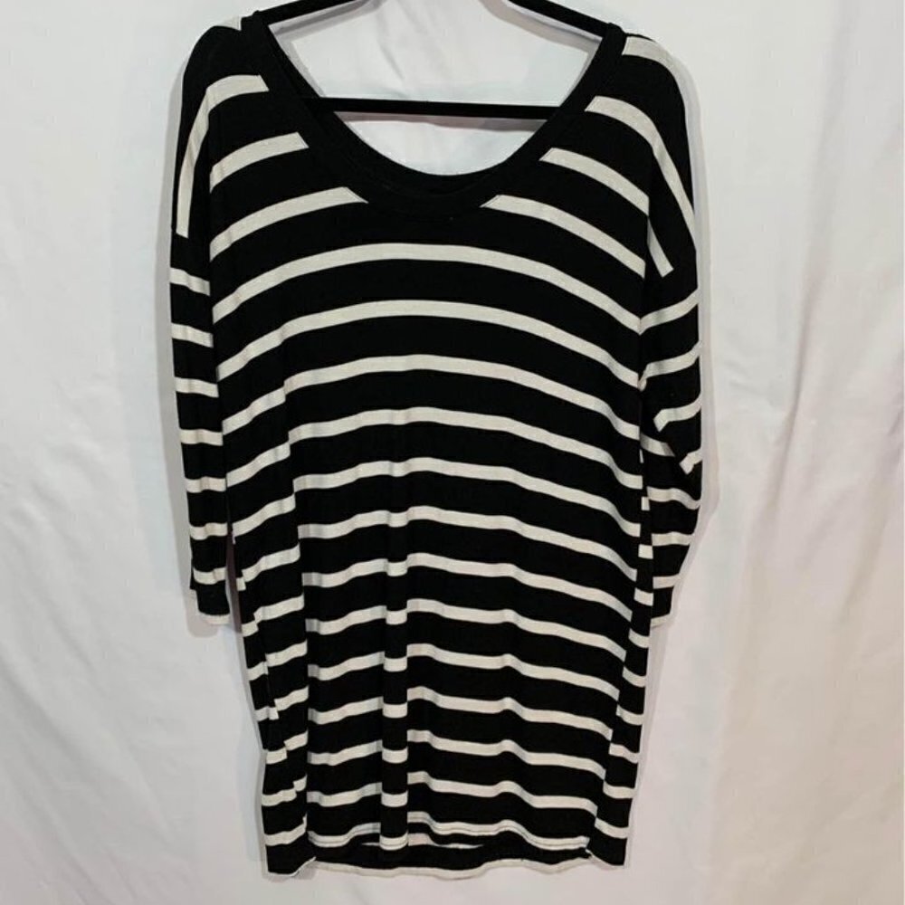 Woman’s striped tunic. Boat neck. Size medium. Pull & Bear brand. Excellent cond